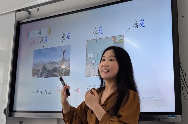 Students learning Mandarin together
