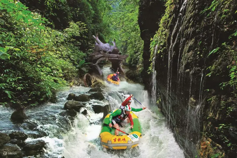 Summer Class cohort on an excursion in Qingyuan