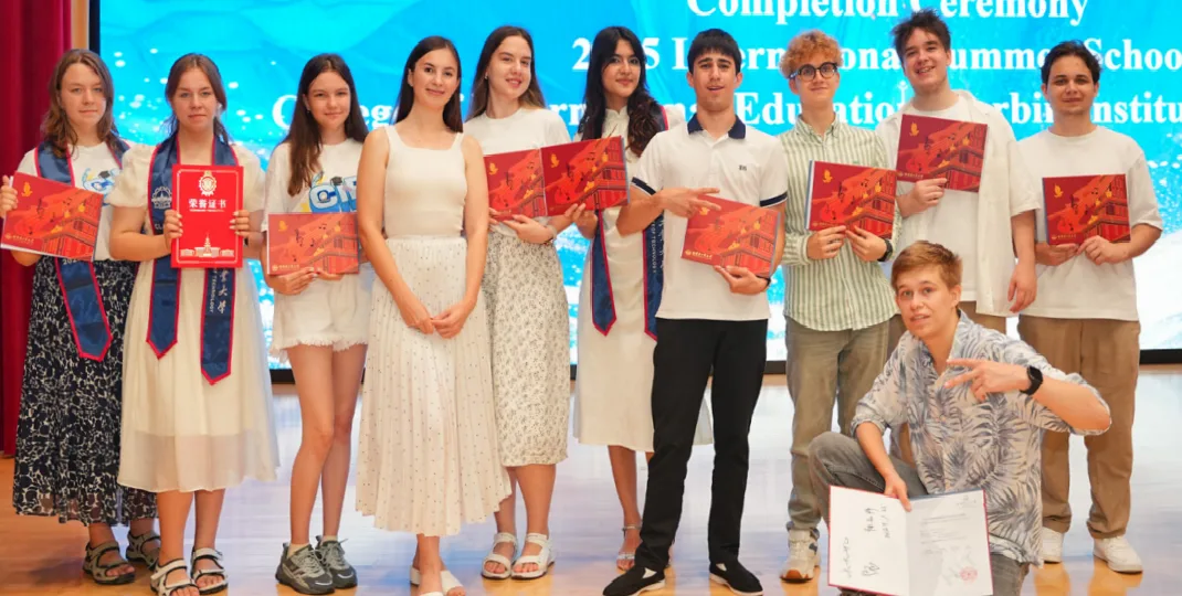 Participants holding up their completion certificates at a Harbin Institute of Technology ceremony